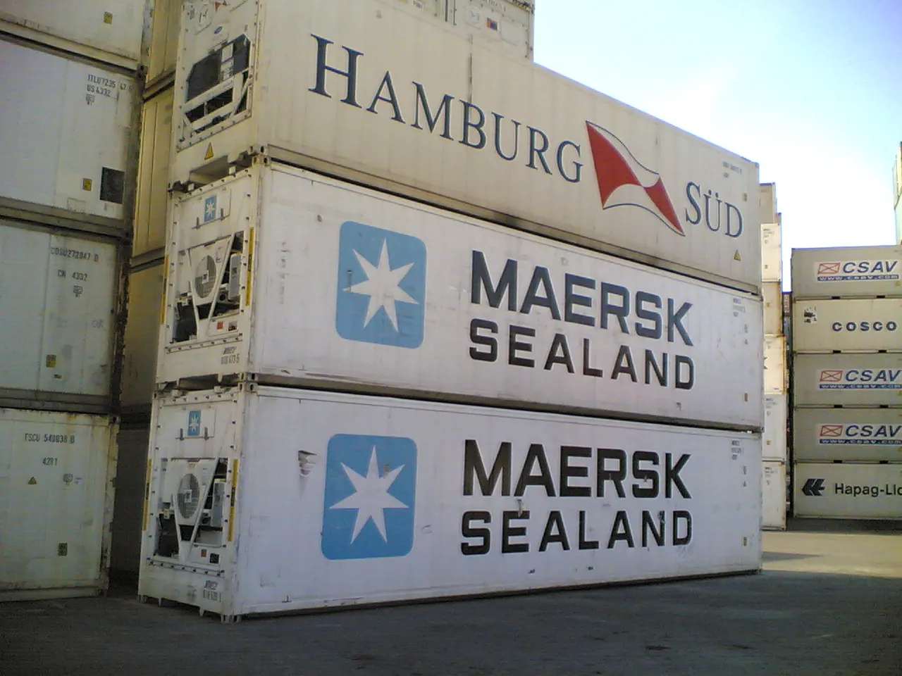 Stacked white 40FT refrigerated reefer shipping containers for temperature-controlled cold storage and transport